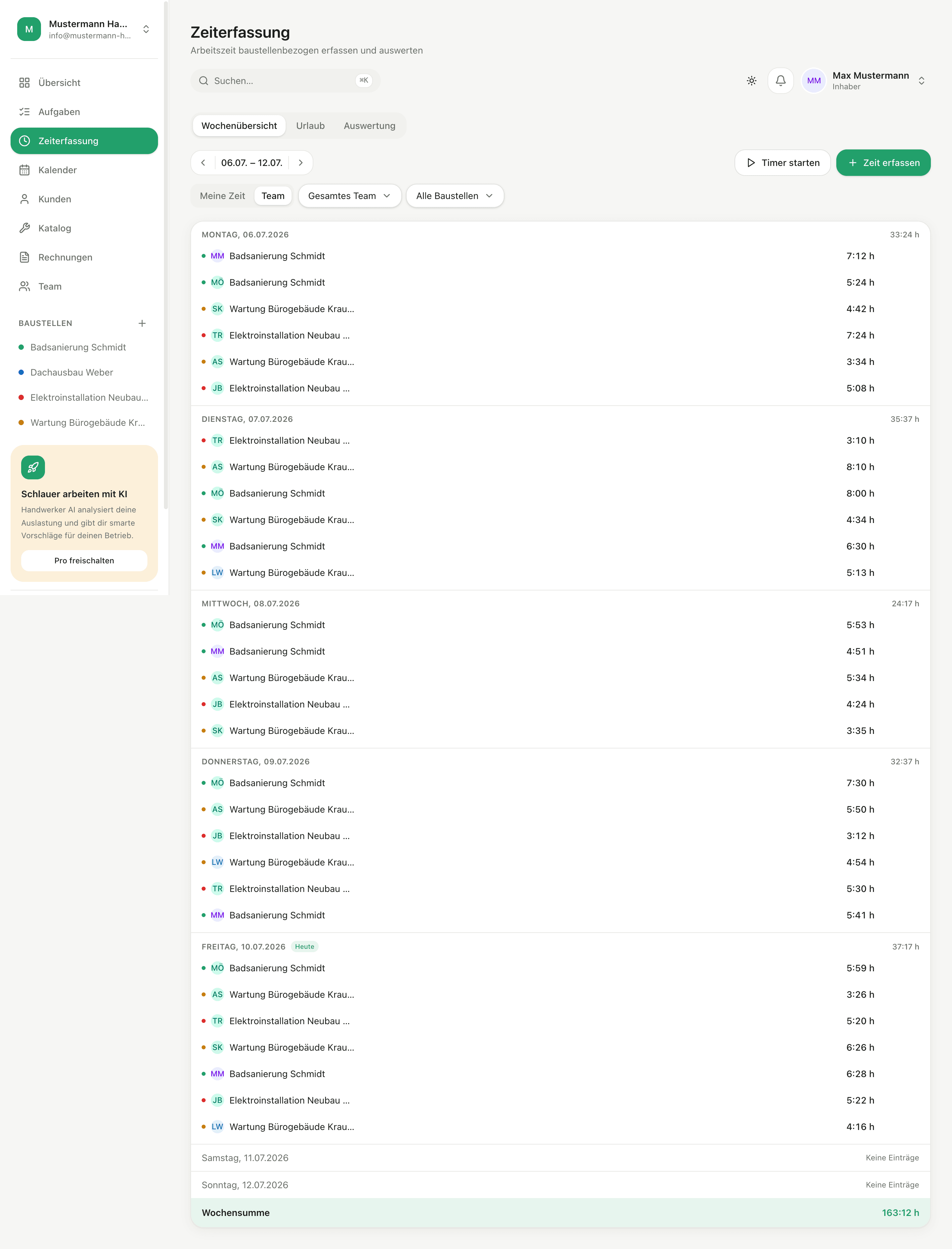 Wochenübersicht der Zeiterfassung mit Einträgen des gesamten Teams